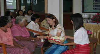 ม.อ.สุราษฎร์ธานี ร่วมสืบสานประเพณี วัฒนธรรมไทย จัดงานสรงน้ำหลวงพ่อฯ ขอพรผู้ใหญ่ ประจำปี 2555