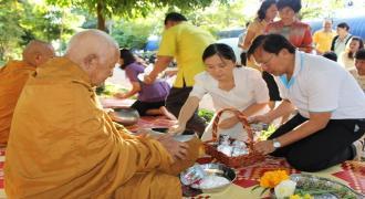 กิจกรรมตักบาตรวันจันทร์  โดยโครงการจัดตั้งสถาบันพุทธทาส ม.อ.สุราษฎร์ธานี