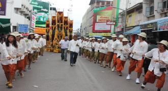 ม.อ.สุราษฎร์ธานี ร่วมสิบสานประเพณีชักพระ - ทอดผ้าป่า ประจำปี 2556