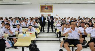 พหุวัฒนธรรมผ่านเลนส์ Mr.Hossein Famarni