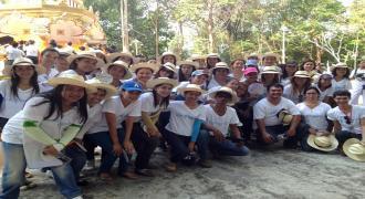 ม.อ.สุราษฯ ร่วมสืบสานประเพณี แห่ผ้าห่มพระธาตุศรีสุราษฎร์ แลธรรมชาติเขาท่าเพชร ประจำปี 2557