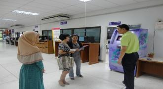 บริษัท เป็นหนึ่ง โฮลดิ้ง จำกัด เยี่ยมชมตู้อัตโนมัติของหอบรรณสารสนเทศ
