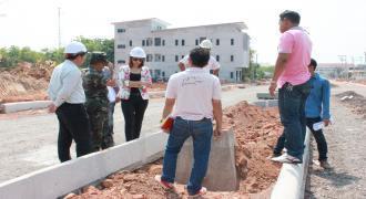 คณะกรรมการตรวจการจ้างงวดที่ 3  ของงานก่อสร้างถนนสายหลักทางเข้าประตู 2 วิทยาเขตสุราษฎร์ธานี