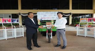 บรรยากาศรับมอบรถไฟฟ้าบรรทุกขยะ และถังขยะคัดแยกในโครงการส่งเสริมการคัดแยกขยะภายในมหาวิทยาลัย
