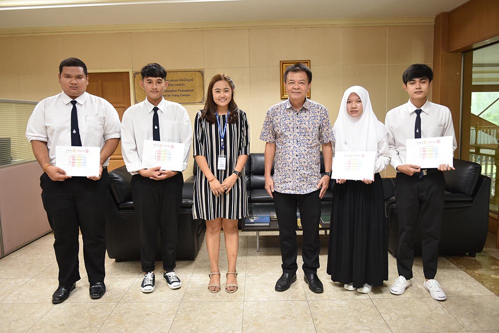 Read more about the article รองอธิการบดีฯ มอบเกียรติบัตรยินดีกับนักศึกษา ร่วมอบรมเป็นคณะกรรมการบริหารสโมสรโรทาแรคท์