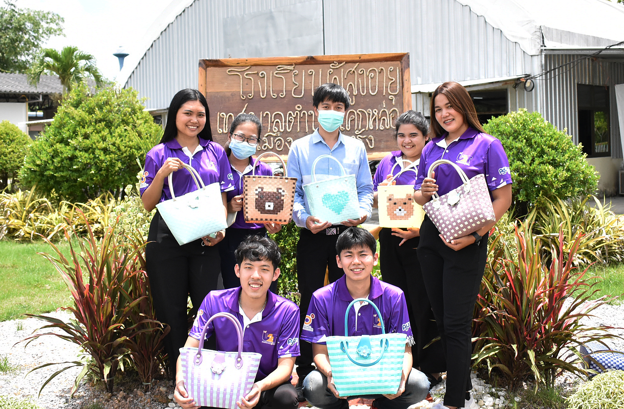 Read more about the article U2T for BCG ตำบลโคกหล่อ จัดกิจกรรมอบรมการสานกระเป๋าจากเส้นพลาสติกลวดลายใหม่ให้กับกลุ่มผู้สูงอายุ