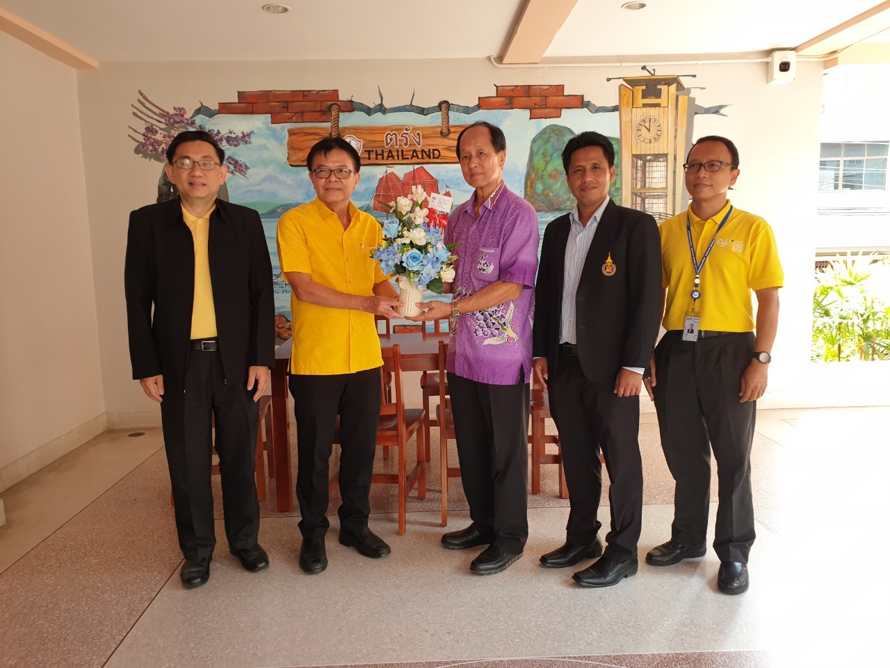 Read more about the article ทีมบริหาร ม.อ.ตรัง เข้าแสดงความยินดีกับประธานหอการค้าตรังคนใหม่