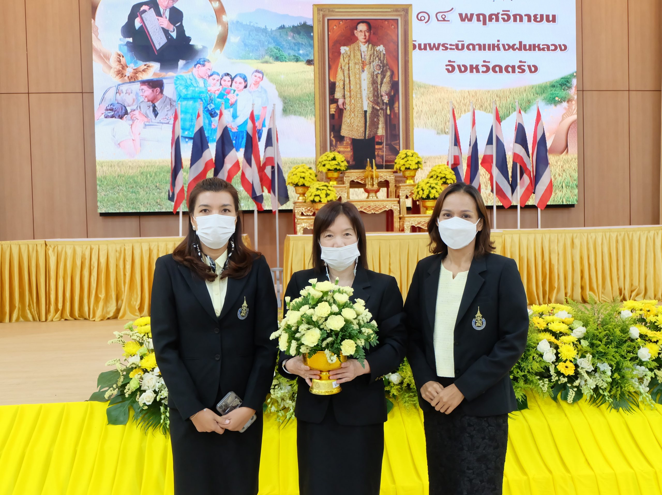Read more about the article ม.อ.ตรัง ร่วมพิธีถวายราชสักการะวางพานพุ่มดอกไม้สดเนื่องในวันพระบิดาแห่งฝนหลวง ประจำปี 2565