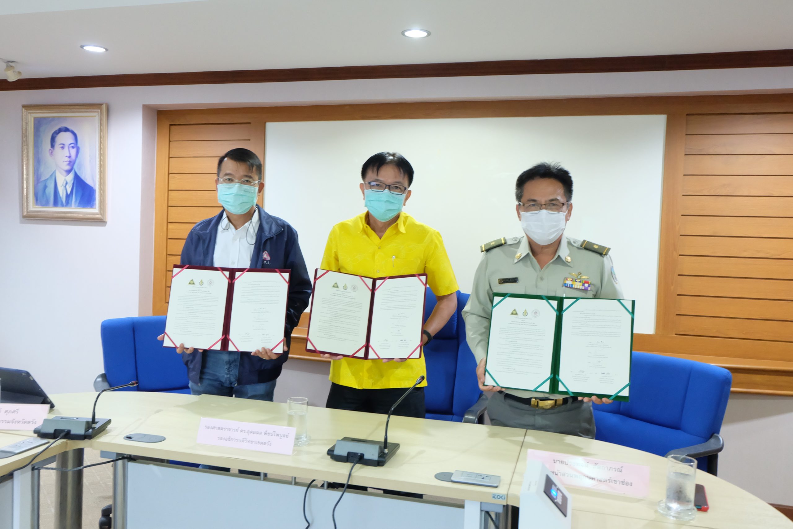 Read more about the article ม.อ.ตรัง ร่วมกับ สวนพฤกษศาสตร์เขาช่อง – สภาอุตสาหกรรม จังหวัดตรัง ลงนามความร่วมมือในการดูแลและรักษาพันธุ์ไม้เพื่อชุมชน