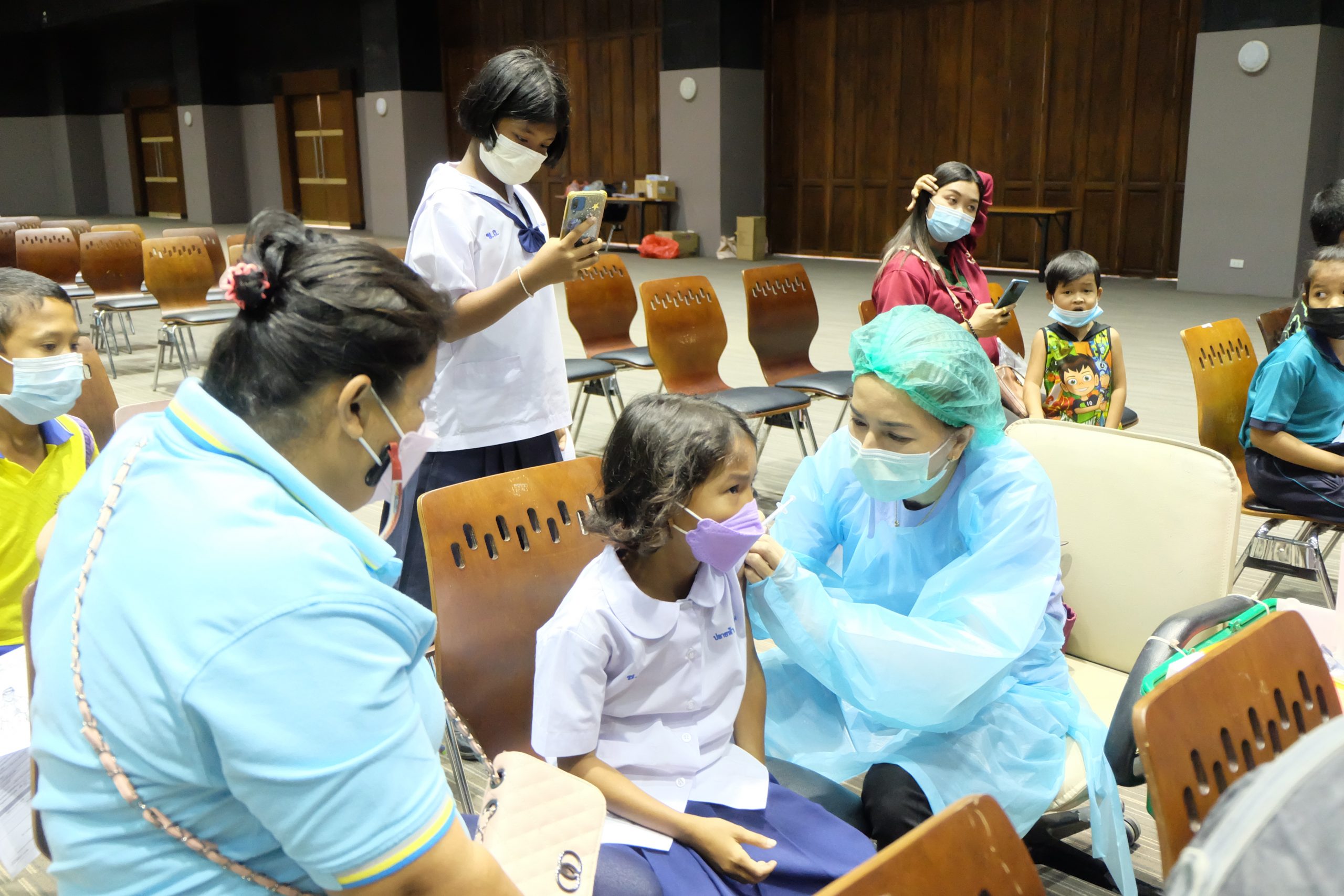 Read more about the article รพ.โรคผิวหนัง จ.ตรัง ให้บริการฉีดวัคซีนป้องกัน COVID-19 เข็ม 2 เด็กอายุ 5-11 ปี ณ ศูนย์ประชุมฯ ม.อ.ตรัง