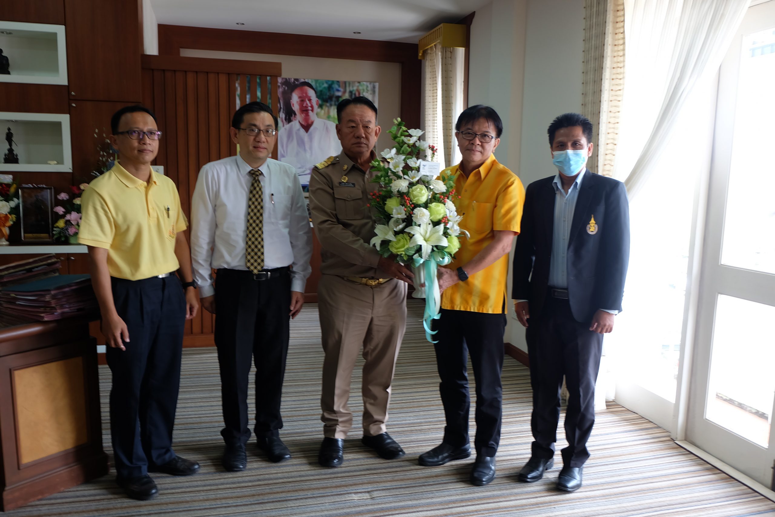 Read more about the article ม.อ.ตรัง  มอบกระเช้ายินดี นายก อบจ.ตรัง คนใหม่
