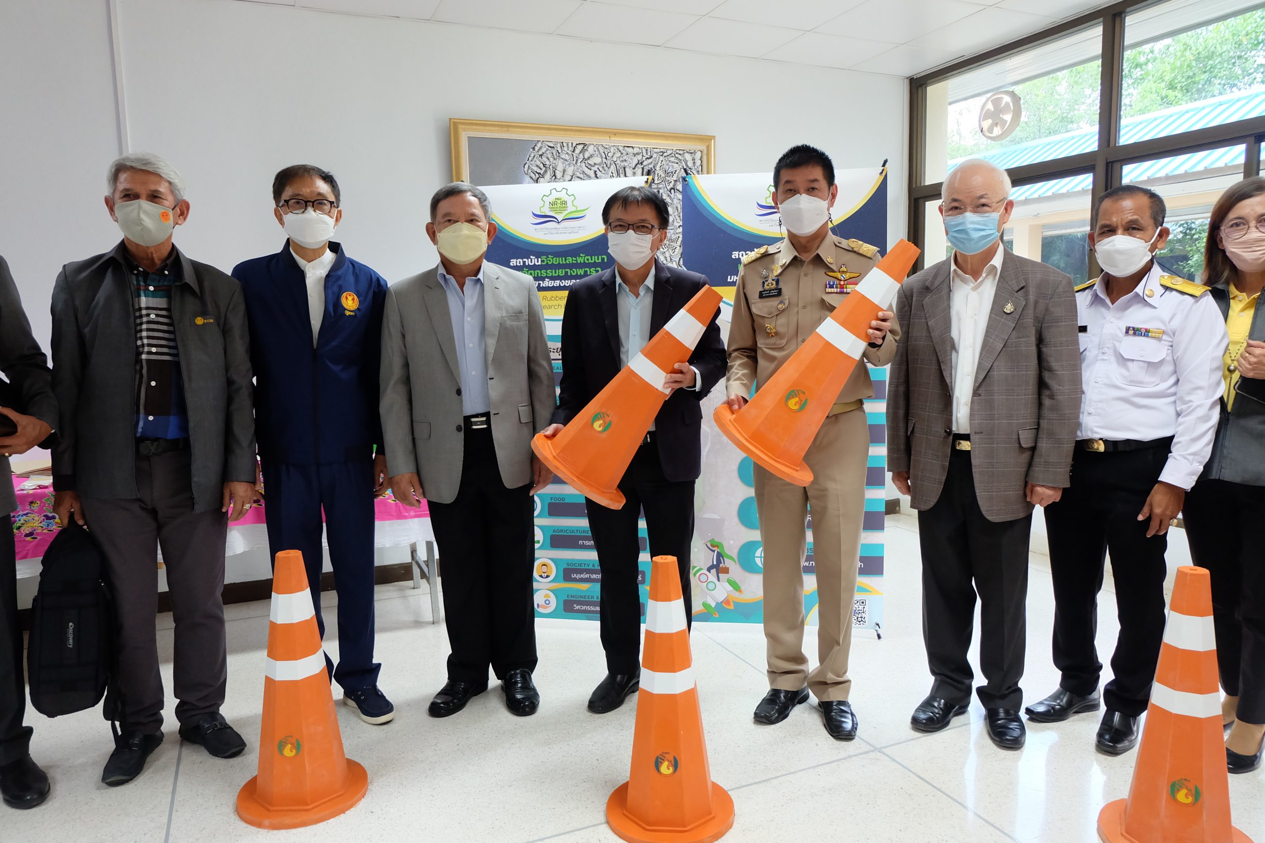 Read more about the article ม.อ.ตรัง ร่วมให้การต้อนรับคณะกรรมการการอุดมศึกษาฯ วุฒิสภา ลงพื้นที่จังหวัดตรัง ศึกษาดูงานเทคโนโลยีกิจการสนามบินและการวิจัยด้านยางพารา