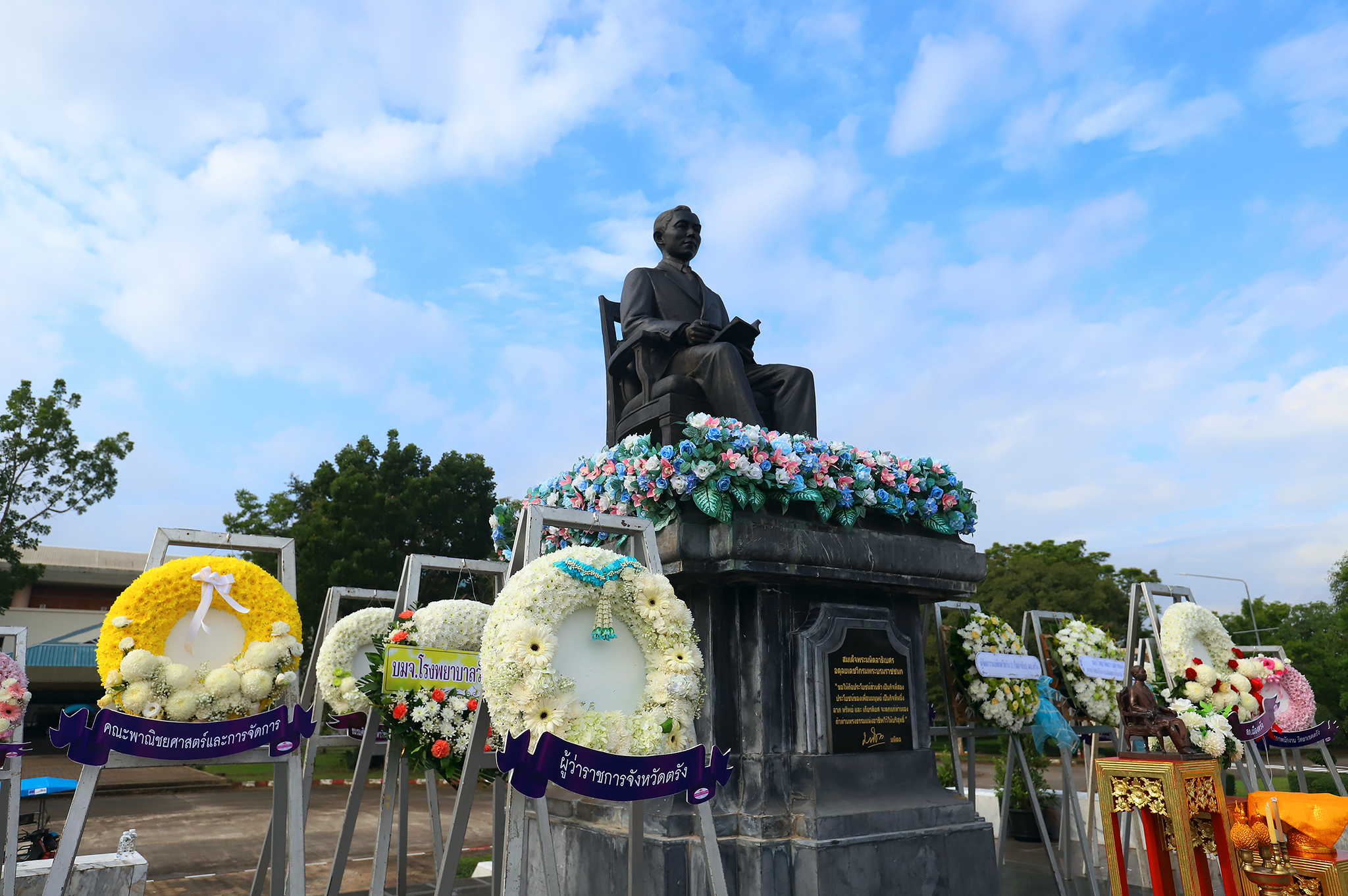 Read more about the article มหาวิทยาลัยสงขลานครินทร์ วิทยาเขตตรัง จัดพิธีวางพวงมาลา เนื่องใน “วันมหิดล”