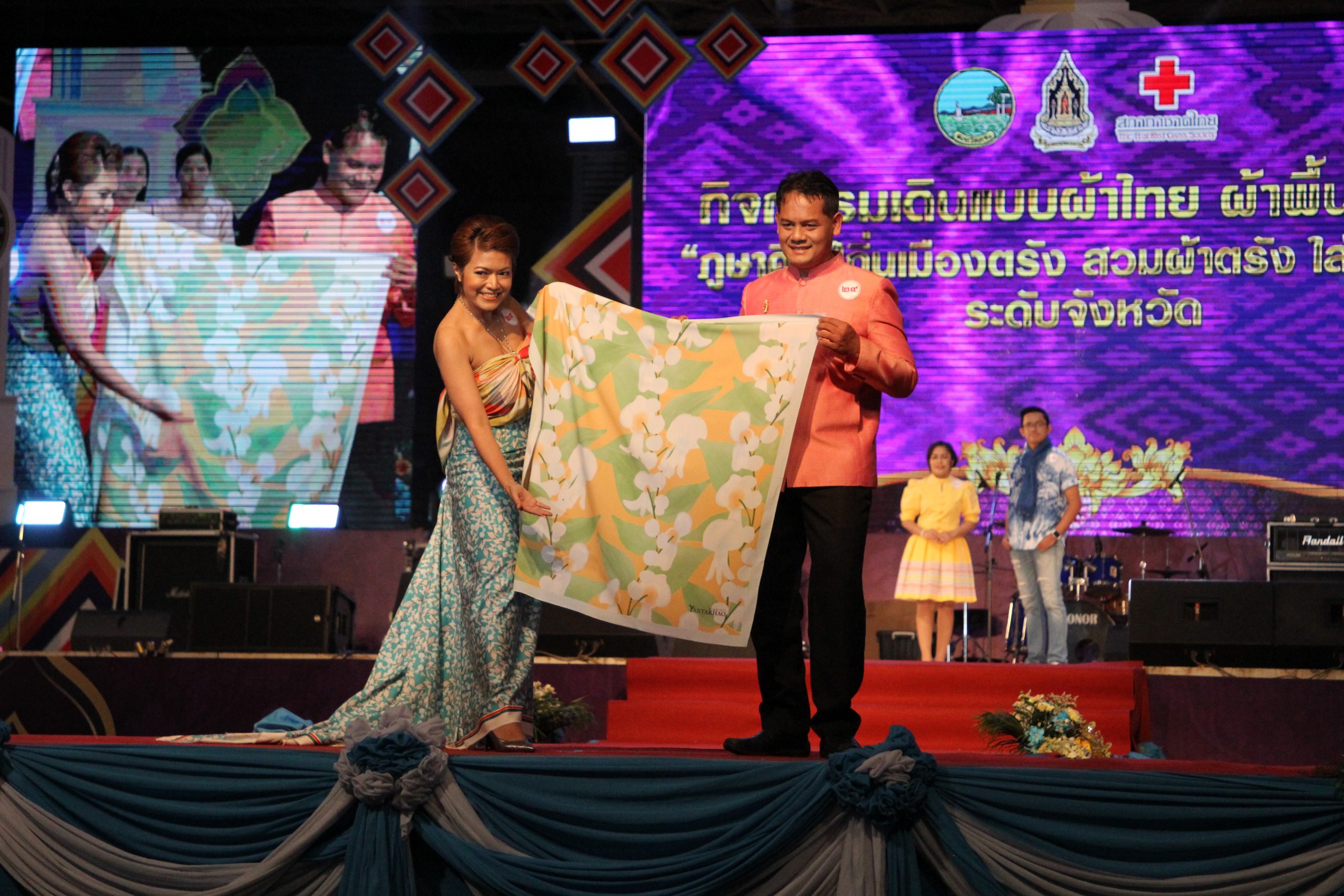 Read more about the article ม.อ.ตรัง นำเสนอ ‘ผ้าลายดอกย่านตาขาว-ผ้าทอนาหมื่นศรี’ เดินแบบกิจกรรม “ภูษาศิลป์ถิ่นเมืองตรัง สวมผ้าตรัง ใส่ให้สนุก”