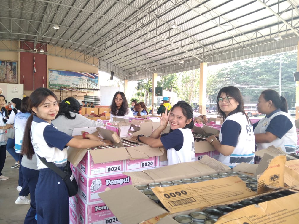 Read more about the article ม.อ.ตรัง ร่วมบรรจุถุงยังชีพพระราชทาน มอบให้ผู้ประสบภัยพื้นที่ จ.ตรัง