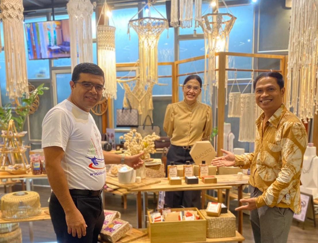 Read more about the article คณะทำงาน U2T for BCG ท่าสะบ้า เข้าขอบคุณผู้ให้การสนับสนุนโครงการ และวางจำหน่ายผลิตภัณฑ์ ณ ร้านกวนนิโต้พาทิสเซอรี่